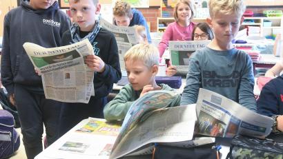 Bild: Gabi Schönberger
Schüler der Clausnitzer Grundschule in Weiden lesen den Neuen Tag.
