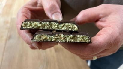 Bild: ihl
Umhüllt von edler Zartbitterschokolade sorgen Pistazie, Engelshaar und Tahin für orientalische Geschmackserlebnisse. Engelshaar sorgt zudem für crunchige Momente.