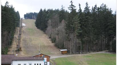 Bild: bey
Der Fahrenberg bei Waldthurn. Viele hoffen darauf, dass auch heuer genügend Schnee fällt und der Lift in Betrieb gehen kann. Zumindest die Rahmenbedingungen sind nun wohl geklärt.