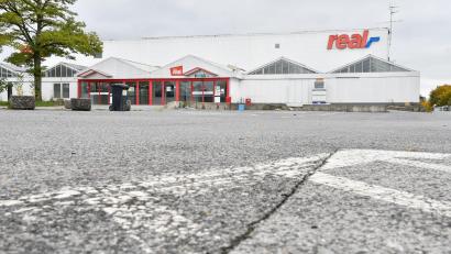 Bild: Petra Hartl
Auf dem Parkplatz des Real-Markts in der Fuggerstraße herrscht gähnende Leere – doch vielleicht nicht mehr lange.