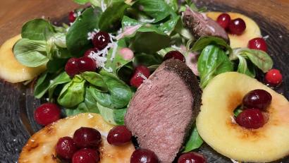 Bild: Michael Schiffer
Hasenfilet auf Feldsalat mit gebratenen Apfelringen und Cranberries.