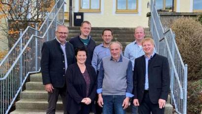 Bild: Regierung der Oberpfalz/exb
Erster Vorsitzender des Ausschusses bleibt Stefan Graf (vorne, Zweiter von rechts), stellvertretender Vorsitzender Alois Hanauer (hinten, Zweiter von rechts).
