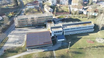 Bild: bey
Die Photovoltaikanlage auf dem Dach der Schulturnhalle wird ab 1. Januar 2025 von der Stadt Pleystein übernommen.