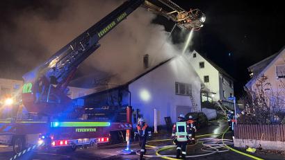 Bild: Feuerwehr Ursensollen/exb
Rund 110 Einsatzkräfte rückten zu einem Dachstuhlbrand nach Heimhof in der Gemeinde Ursensollen aus.