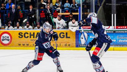 Archivbild: Werner Moller
Nach achtwöchiger Verletzungspause feuert der schmerzlich vermisste David Elsner (links) gegen die Eisbären Regensburg wieder für die Blue Devils Weiden aus allen Rohren.