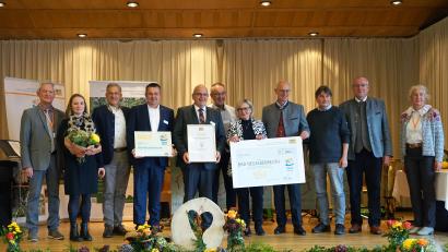 Bild: A. Herrmann/AELF FU/exb
Von Josef Hofbauer (links), Vorsitzender der Bewertungskommission, Regierungspräsident Walter Jonas und Bezirkstagspräsident Franz Löffler (Achter und Neunter von links) nahm Bürgermeister Klaus Meyer (Fünfter von links) die Urkunde für Gold für Bad Neualbenreuth entgegen.