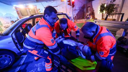 Symbolbild: Focke Strangmann/dpa
Notfallsanitäter in Ausbildung bergen während einer Übung einen von einem Kollegen dargestellten Mann aus seinem verunglückten Auto.