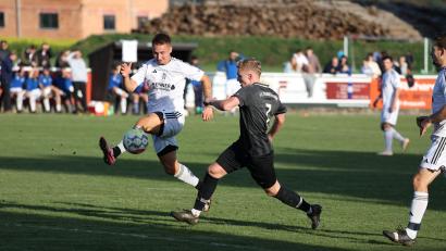 Archivbild: Dieter Jäschke
Luca Kaiser (links) und die SpVgg Schirmitz sind am Sonntag beim TSV Erbendorf zu Gast. Jonas Frank (schwarzes Trikot) und der FC Tremmersdorf fahren zum SV 08 Auerbach.