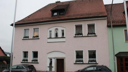 Bild: prh
Aus sozialen Gesichtspunkten wurde der Katholische Pfarrhof in Wildenau in die Bedarfsmitteilung zur Städtebauförderung für das Jahr 2025 aufgenommen. Konkrete Pläne, wie das Gebäude eventuell genutzt werden könnte, gibt es noch nicht.