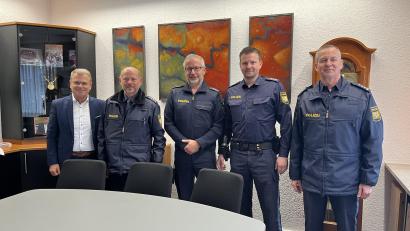 Bild: Stadt Windischeschenbach
Wechsel in der Polizeidienststelle in Windischeschenbach: Klaus Lang (Mitte) geht, Alexander Horn (Zweiter von rechts) kommt. Darüber freuen sich Bürgermeister Karlheinz Budnik (links), Leiter der PI Neustadt, Stefan Weinberger (rechts) und sein Stellvertreter Johannes Zeug (Zweiter von links).
