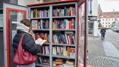 Bild: Petra Hartl
Öffentliche Bücherschränke sind eine kostenfreie und nachhaltige Alternative zu Buchhandlungen.