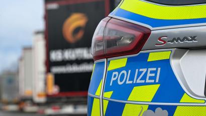 Bild: Hendrik Schmidt/dpa
Bei Temperaturen um den Gefrierpunkt durfte sich der 54-Jährige zum Aufwärmen in den Streifenwagen setzen und bekam eine Decke. (Symbolbild)