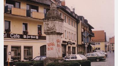 Bild: Archiv Pirner
Eine böse Überraschung war es für die Königsteiner, als das Kriegerdenkmal 1988 mit Farbe und Parolen besprüht wurde.