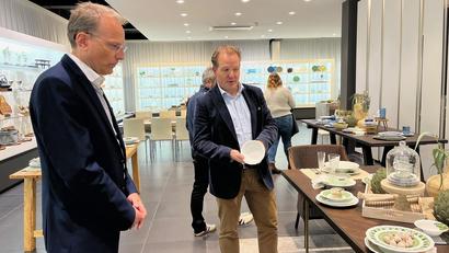 Bild: Gabi Schönberger
Bayerns DGB-Boss Bernhard Stiedl (links) und BHS-Chef Philipp Diekmann in Weiden.