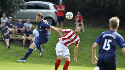 Archivbild: Hubert Ziegler
An Torjäger Udo Hagerer (Mitte) und den TSV Königstein hat der 1. FC Rieden schlechte Erinnerungen. Im Hinspiel gewann Königstein mit 2:0, einen Treffer erzielte dabei Udo Hagerer. Es war die bilang einzige Niederlage des Bezirksligaabsteigers in dieser Saison.