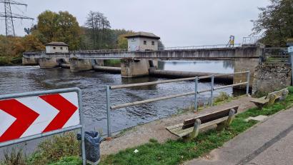 Bild: td
Beim Naabwehr im Schwandorfer Stadtteil Dachelhofen fällt am Montagabend ein 14-Jähriger ins eiskalte Wasser, kann sich aber selbst ans Ufer retten. Durchnässt und unterkühlt wird er von der Feuerwehr aufgegriffen.