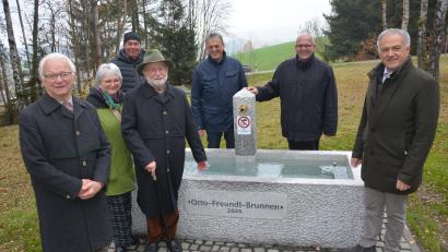 Bild: jr
Familie und Politiker freuen sich über den neuen Otto-Freundl-Brunnen. Bei der Einweihung waren unter anderem die Söhne Christoph Freundl (links) und Bernhard Freundl (Vierter von links) dabei.