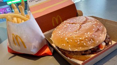 Bild: Richard Drew/AP/dpa
US-Behörden vermuten Zwiebeln in einem bestimmten Burger hinter dem Ausbruch. (Archivbild)