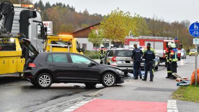 Bild: Petra Hartl
In Höhe der Einfahrt Bubenhöhe stießen am Donnerstag, 14. November, zum Autos zusammen, was zu einer kompletten Sperrung der Rosenberger Straße (Staatsstraße 2040) führte.