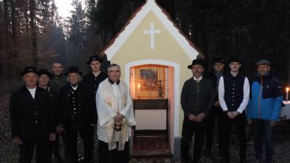 Bild: mrr
Die Wolfsbacher Böllerschützen haben die Hubertuskapelle im Hirschwald saniert. Zum Dank gab es eine Hubertusandacht mit Ehrengästen.