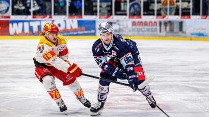 Archivbild: Werner Moller/exb
Tom Schwarz (rechts) läuft künftig für den SC Riessersee auf.