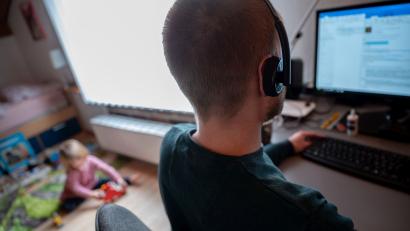 Symbolbild: Sebastian Gollnow/dpa
Arbeit vom heimischen Computer: Wie Oberpfälzer Firmen mit dem Thema mobile Arbeit umgehen.