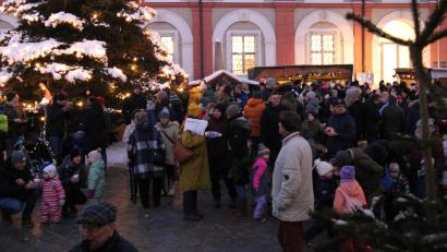 Bild: prh
Eine Vielzahl an Veranstaltungen gibt es auch heuer wieder in der Kreisstadt. Der Weihnachtsmarkt der Musikschule lockt seit vielen Jahren Scharen an Besuchern an.