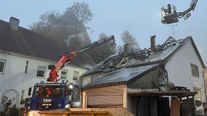 Bild: Kreisbrandinspektion Amberg-Sulzbach
Um die PV-Module vom Brandhausdach zu holen, mussten Fahrzeuge mit Greifern eingesetzt werden, zum Beispiel vom THW.