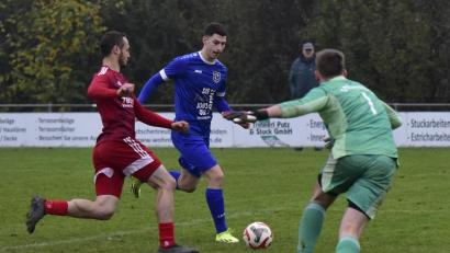 Archivbild: mhs
Der Pfreimder Torwart ist geschlagen: Das Duell gegen den SV Etzenricht (blaue Trikots) endete mit 1:1. Nun geht es für die SpVgg nach Tännesberg, während Etzenricht zu Hause gegen Grafenwöhr ran muss.