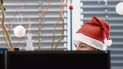 Symbolbild: Zacharie Scheurer/dpa
Ist das Weihnachtsgeld erst mal auf dem Konto, wird die Stimmung im Büro gleich viel festlicher.