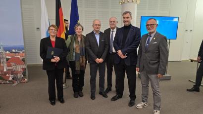 Bild: Fischer
Die für ihre langjährige ehrenamtliche Tätigkeit ausgezeichneten Weidener (von links) Christa Grundler, Erika Brandl, Klaus Fischer und Georg Arnold (rechts) mit Ministerpräsident Markus Söder und Weidens Bürgermeister Lothar Höher (Dritter von rechts).