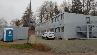 Bild: Benkhardt
Die Container stehen. Derzeit sind Mitarbeiter einer Elektrofirma dabei, die ganzen Anschlüsse in der Wohnanlage zu verlegen.
