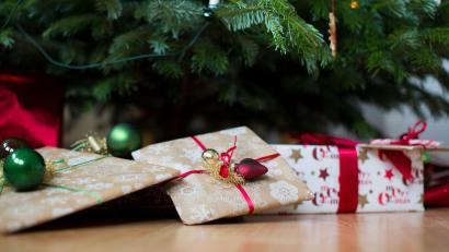 Symbolbild: Rolf Vennenbernd/dpa
In Vohenstrauß gibt es heuer erstmals eine Weihnachts-Wunschbaum-Aktion. Die Jugendbeauftragten Anna Balk und Hannes Gilch wollen damit bedürftigen Familien helfen.