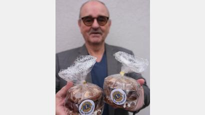 Bild: usc
Lebkuchen bietet der Lions-Club Amberg-Sulzbach in der Vorweihnachtszeit an. Durch den Kauf unterstützen die Kunden soziale Projekte in der Region.