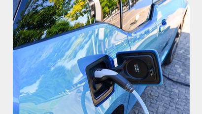 Bild: Gabi Schönberger
Kostenlose E-Auto-Stellplätze auf den von der Stadt bewirtschafteten Parkflächen in Weiden entfallen ab 2025. Das hat der Hauptverwaltungsausschuss nun entschieden.