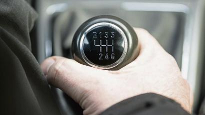 Symbolbild:  Franziska Gabbert/dpa
Vor, zurück, zur Seite, ran: Wer im Auto zur Handschaltung greifen muss, kann dabei einige Fehler machen.