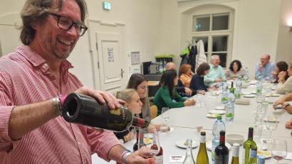 Bild: Dobler
Weinexperte Michael Walz (links) nutzt die Schwandorfer Volkshochschule, mit Kursen seine Liebe zu Qualitätsweinen zu verbreiten. Die Nachfrage nach seinen Tastings ist enorm, die Teilnehmer kommen von weit her.