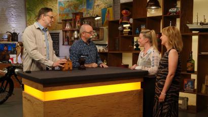 Bild: ZDF/ZDF
Experte Detlev Kümmel und Moderator Horst Lichter (von links) nehmen in der Sendung "Bares für Rares" die Kaffeemühlen von Frederike Schell und Franziska Wünsch (rechts) aus Schwandorf unter die Lupe.