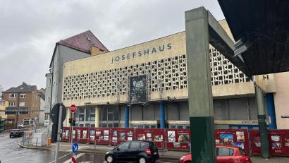 Bild: Gabi Schönberger
Das Problem der brütenden Tauben in der Fassade des Josefshauses beschäftigt die Stadt weiter. Wird ein Neubau an dieser Stelle es beseitigen? Die Gespräche mit dem Hauseigentümer sollen weitergehen.