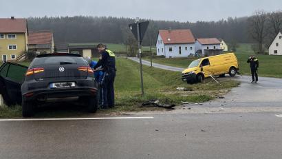 Bild: PI Sulzbach-Rosenberg
In Einsricht bei Illschwang ist es zu einem Unfall gekommen, in den ein VW und ein Postauto verwickelt waren.