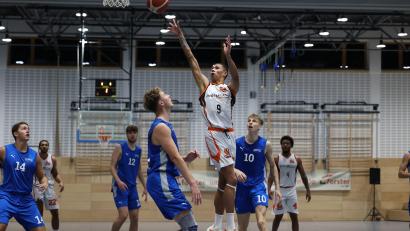 Bild: Dieter Jäschke
Aufgrund vieler Ausfälle reisen die Neustädter Basketballer am Samstag mit vielen Nachwuchsspielern wie Jariah Oliver (am Ball) nach Dresden.