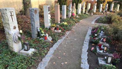 Bild: mma
Unverändert bleiben die meisten der Gebühren für den Hahnbacher Friedhof. Die Urnenstelen erfreuen sich hier zunehmender Beliebtheit.