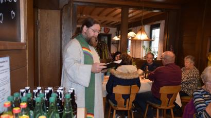 Bild: hdk
Diakon Bernd Deyerl bei seiner Predigt in der Gaststube des Königsteiner Hofes.