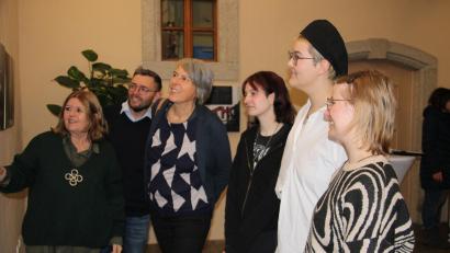 Bild: prh
Die Tutorinnen Carla Patenge, Addie Bolchovitinov und Luise Hiller sowie Irene Fritz, Projektbetreuer Martin Filchner und Fotografenmeisterin Claudia Köppel (von rechts) betrachteten bei der Ausstellungseröffnung die gelungenen Fotodrucke.