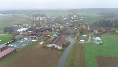 Bild: bey
Bei der Festsetzung der Grundsteuern ab 1. Januar 2025 fallen die Wohngebäude bei landwirtschaftlichen Anwesen nicht mehr unter den Begriff "landwirtschaftliche Grundstücke", was auch im Ortsteil Meerbodenreuth zutreffen kann.