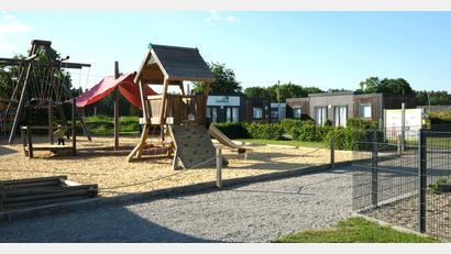 Bild: Hirsch
Der Spielplatz und die Container des Zweckverbandes im Hintergrund müssen weichen. An dieser Stelle errichtet die InMotion Park GmbH eine Veranstaltungshalle.