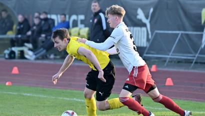 Bild: Hubert Ziegler
Paul Götz (links) und der FC Amberg sind am Sonntag beim Mitaufsteiger FC Kosova Regensburg zu Gast,