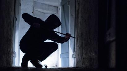 Symbolbild: Silas Stein/dpa
In der Hofer Innenstadt hat sich am Donnerstag eine Einbruchserie ereignet. Dabei ist es in zwei Fällen nur bei einem Versuch geblieben.