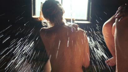 Bild: Neue Visionen Filmverleih GmbH/dpa
Szene aus dem Dokumentarfilm "Smoke Sauna Sisterhood" von Regisseurin Anna Hints.