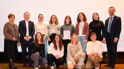 Bild: Peter Ringeisen
Die Schülerinnen des ausgezeichneten P-Seminars erhielten die Urkunde aus den Händen von Ministerialbeauftragter Anette Kreim (ganz links), daneben Oliver Klein (Vereinigung der Bayerischen Wirtschaft), rechts Schulleiter Hans Kistler. Vorn rechts: Daniela Pröls, die Leiterin des P-Seminars.